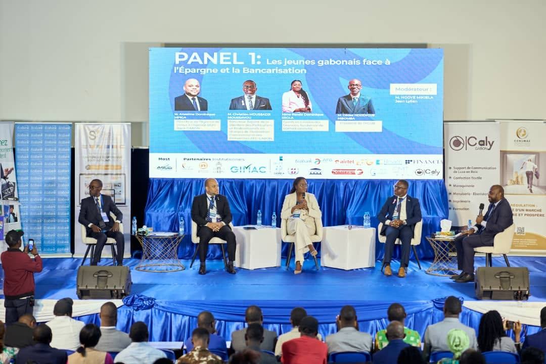 Panel du Salon de l'Éducation Financière à Libreville, sur la scène du salon devant le public
