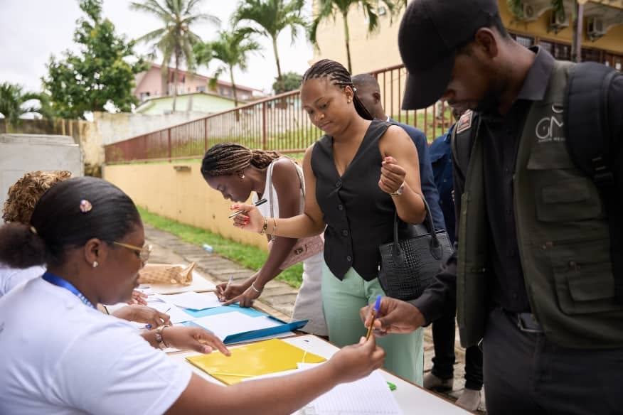 Accueil des participants à l'entrée du salon à Libreville